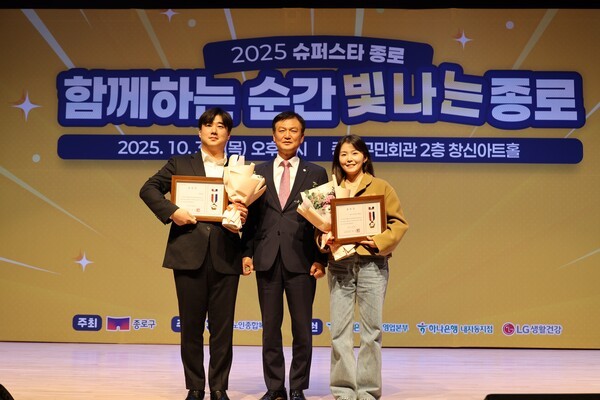 한화는 지난 10월 30일 서울특별시 종로구의회로부터 지역사회 내 복지기여에 대한 공로를 인정받아 표창장(구의장상)을 받았다. [사진=한화]