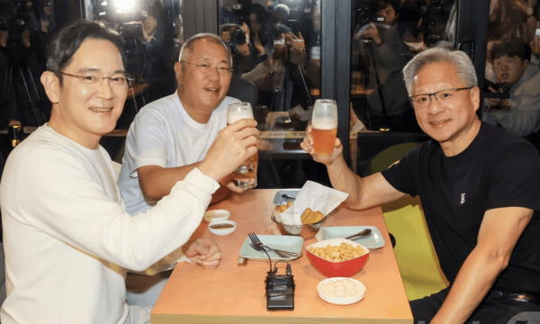 젠슨 황 엔비디아 최고경영자(CEO)가 30일 오후 서울 강남구 삼성역 인근 깐부치킨 매장에서 이재용 삼성전자 회장, 정의선 현대차그룹 회장과 치킨 회동을 하고 있다. 사진=뉴스1