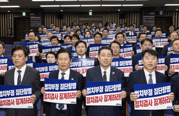 더불어민주당은 12월에 사법개혁과 관련한 법안들을 국민의힘이 필리버스터(무제한 토론)에 나서더라도 처리할 계획이라고 밝혔다. 김현정 당 원내대변인은 13일 오후 국회에서 열린 의원총회가 끝나고 기자들과 만나 