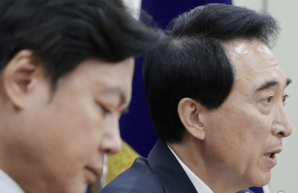 더불어민주당은 2일 '재판중지법'과 '법 왜곡죄'를 최우선으로 처리할 가능성이 열려 있다고 밝혔다. '재판중지법'은 현직 대통령의 형사재판을 중지하는 내용의 형사소송법 개정을, '법 왜곡죄'는 판사·검사가 증거를 조작하거나 사실관계를 왜곡해 수사·기소·판결할 경우 이를 처벌하는 내용의 형법 개정을 의미한다. 박수현 당 수석대변인은 이날 국회에서 기자들과 만나 