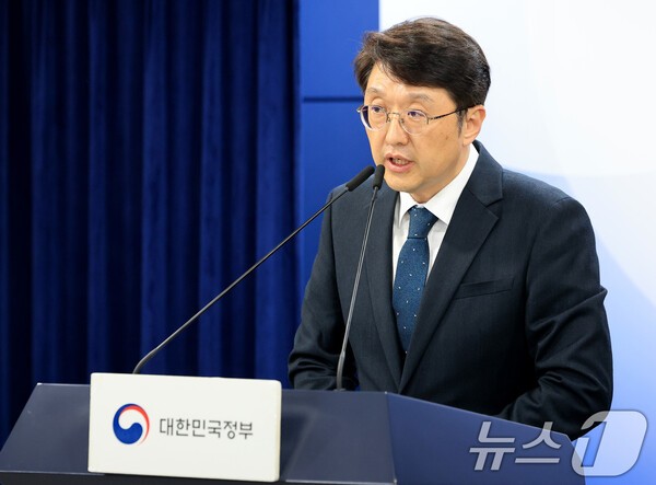 최우혁 과학기술정보통신부 네트워크정책실장이 6일 서울 종로구 정부서울청사에서 KT 침해사고 중간조사 결과를 발표하고 있다. [사진=뉴스1]