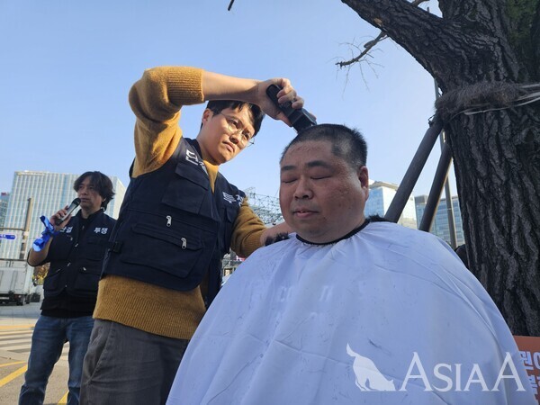 7일 서울 종로구 금융위원회 앞에서 열린 롯데손해보험 노조의 항의 집회에서 배상훈 조직부장의 삭발식이 진행되고 있다. [사진=김충현 기자]