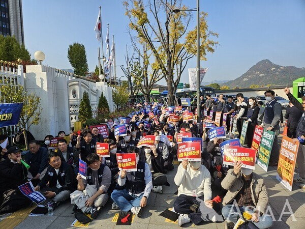 롯데손해보험 노동조합이 7일 서울 종로구 금융위원회 앞에서 '경영개선권고' 부과에 반발해 항의 집회를 진행하고 있다. [사진=김충현 기자]