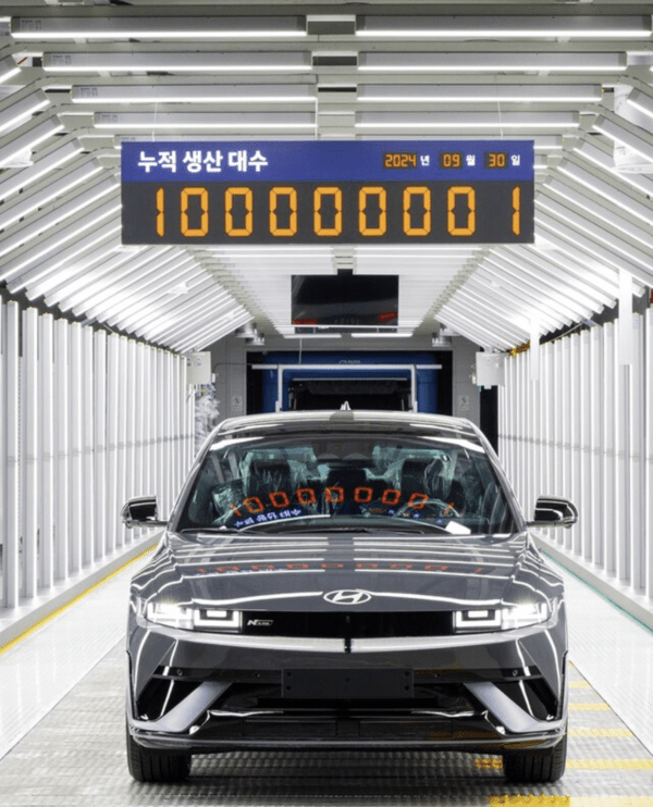 현대자동차(005380)가 아이오닉 5와 코나 EV를 생산하는 울산 1공장 12라인의 가동을 11월 18일부터 28일까지 9일간 중단한다. 국내 전기차 구매보조금 고갈 등으로 물량 확보에 어려움을 겪으면서 라인 조정 및 설비 보수 공사를 병행하기 위한 조치다. 사진=뉴스1