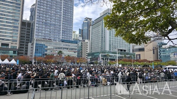 13일 부산 벡스코(BEXCO)에서 지스타 2025가 막을 올린 가운데 관람객들이 입장을 위해 대기하고 있다. [사진=이준호 기자]