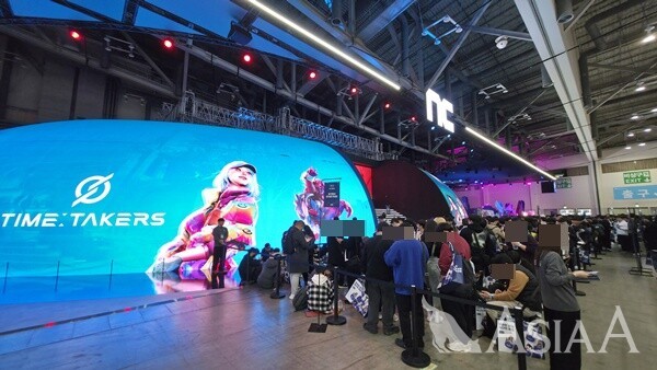 13일 부산 벡스코에서 개막한 지스타 2025 엔씨소프트 부스에서 시연을 위해 관람객들이 대기하고 있다. [사진=이준호 기자]