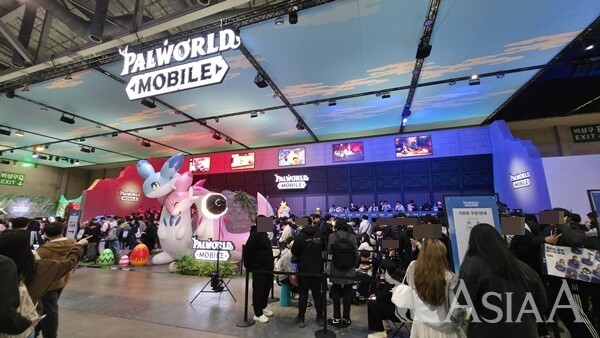 13일 부산 벡스코에서 개막한 지스타 2025 크래프톤 부스에서 시연을 위해 관람객들이 대기하고 있다. [사진=이준호 기자]