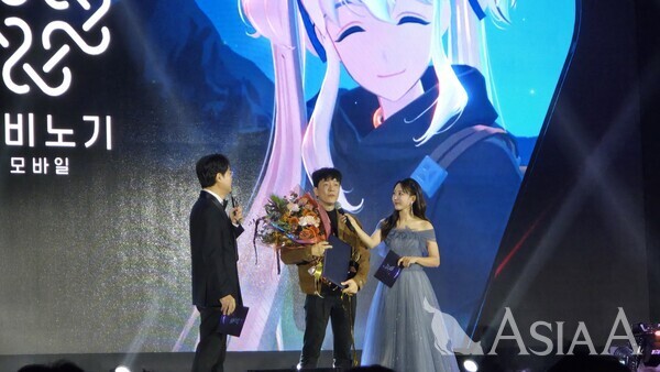 12일 오후 부산 해운대구 벡스코 제2전시장에서 열린 '2025 대한민국 게임대상 시상식'에서 대상을 수상한 '마비노기 모바일' 제작사 데브캣 김동건 대표가 수상 소감을 말하고 있다. [사진=이준호 기자]