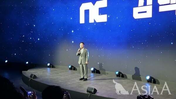 김택진 엔씨소프트 COO가 13일 지스타 2025 현장에서 진행된 오프닝 세션에서 기조연설을 하고 있다. [사진=이준호 기자]