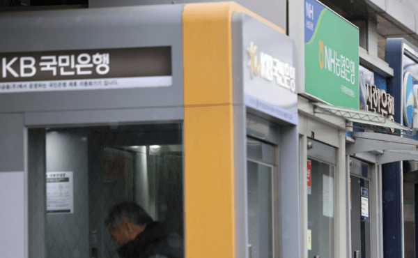 9월 주요 시중은행의 예대금리차(대출금리와 예금금리의 차이)가 4개월 만에 하락 전환했다.27일 은행연합회에 따르면 5대 은행(KB국민·신한·하나·우리·NH농협)의 지난 9월 신규 취급액 기준 가계 예대금리차(정책서민금융 제외) 평균은 1.46%포인트(p)로 전달 1.48%p 대비 0.02%p 축소됐다.이는 지난 6~8월 석 달 연속 벌어지다 4개월 만에 축소 전환됐다. 사진=뉴스1