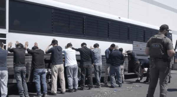 트럼프 대통령은 최근 "그들(한국 기업)은 배터리를 만들고 미국인들에게 기술을 가르치기 위해 초기 단계에 500~600명가량의 인력을 데려왔는데, (단속반이) 그들을 나라 밖으로 내쫓으려 했다"며 당시 단속에 대한 불만을 내비쳤다. 지난 9월 미 이민세관단속국(ICE)은 조지아주에 건설 중이던 현대차그룹과 LG에너지솔루션의 합작 배터리 공장을 급습해 한국인 기술자 300여 명을 포함한 475명을 체포·구금했다. 사진=뉴스1