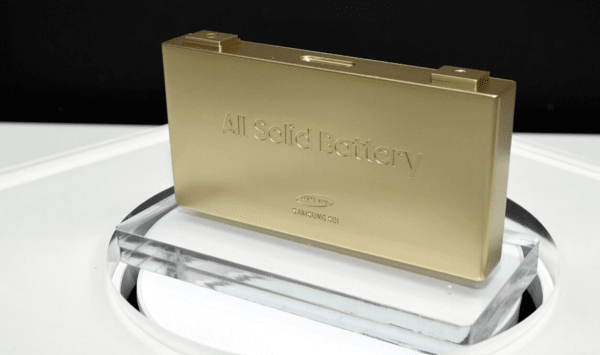 삼성SDI는 최근 BMW, 솔리드파워와 전고체 배터리 개발 및 실증을 위한 3자 업무 협약을 체결했다. 협약에 따라 삼성SDI는 솔리드파워가 개발한 고체 전해질을 활용해 에너지밀도와 안전성을 더욱 높인 전고체 배터리 셀을 공급하고, BMW는 이를 기반으로 전고체 배터리 모듈과 팩을 개발해 실증에 나설 예정이다. 사진=뉴스1