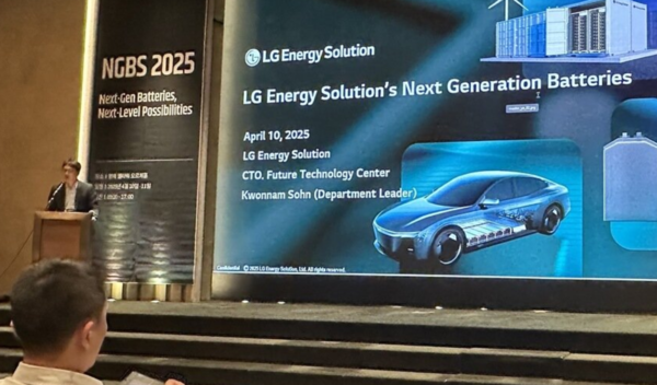 손권남 LG에너지솔루션은 차세대전지개발센터장은 최근 "전고체를 포함한 차세대 전지를 2030년 이전에 상업화하기 위해 노력 중"이라고 밝혔다. 이날 손 센터장은 SNE리서치 차세대 배터리 콘퍼런스(NGBS 2025)에 참가해 "고체 전해질과 리튬메탈 음극 두 가지 큰 축의 소재 플랫폼 기술을 바탕으로 새로운 셀 구조와 양극재를 적용한 차세대 전지 포트폴리오를 강화하고 있다"며 이같이 말했다.
