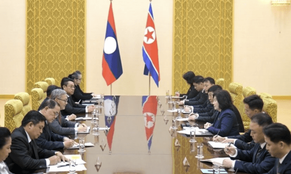 노동당 기관지 노동신문은 13일 "조선민주주의인민공화국 외무상 최선희 동지와 라오스인민민주주의공화국 외무상 통싸완 폼비한 동지 사이의 회담이 12일 만수대의사당에서 진행되었다"고 보도했다.회담에는 박상길 외무성 부상을 비롯한 외무성 일꾼들과 라오스 외교부 일행이 참가했다. 신문은 "회담에는 지난 10월 두 나라 수뇌(정상)분들께서 이룩하신 합의를 철저히 이행해 조선(북한)과 라오스 사이의 전통적인 친선 관계를 가일층 강화 발전시켜 나가며 국제무대에서 호상(상호) 지지와 협력을 긴밀히 하기 위한 문제들에 대해 의견들을 교환하고 견해 일치를 보았다"고 전했다.  사진=뉴스1