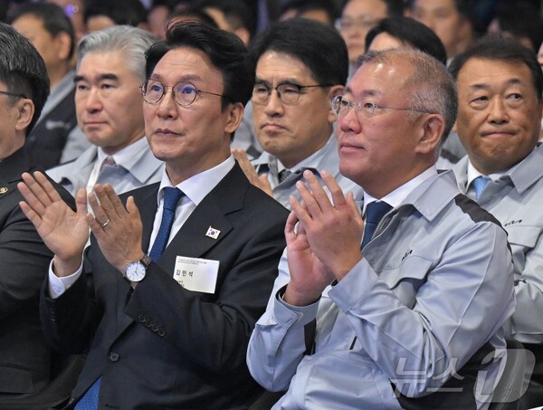 현대자동차그룹이 내년부터 2030년까지 5년간 국내에 총 125조 2000억 원을 투입한다. 최근 5년(89조 1000억 원)보다 40% 넘게 늘린 사상 최대 투자로, AI·로봇 등 미래 신사업과 모빌리티 연구개발(R&D), 국내 생산설비 효율화 3대 분야에 집중 투입한다. 정의선 현대차그룹 회장은 16일 서울 용산 대통령실에서 열린 한미 관세 협상 후속 관련 민관 합동회의에서 이 같은 대규모 투자 계획을 밝혔다. 현대차·기아의 1차 협력사가 올해 부담한 대미(對美) 관세 비용 전액을 현대차그룹이 부담하는 상생안과, 국내 주요 생산거점을 확충하는 방안도 담겼다. 사진=뉴스1