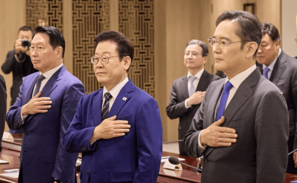 대통령실에 따르면 지난 16일 용산 대통령실에서 열린 '한미 관세협상 후속 민관 합동회의'에서 이 대통령은 기업인들에게 "자주 보자"고 말했다. 이에 기업인들은 "(만남을) 정례화할까요"라고 화답했다고 한다. 이 대통령은 "그래도 좋다"며 긍정적인 의사를 전달했다. 합동회의는 한미 관세협상 타결 후속조치를 논의하기 위해 마련된 자리였다. 이재용 삼성전자 회장을 비롯해 최태원 SK그룹 회장, 정의선 현대자동차그룹 회장, 구광모 LG그룹 회장, 정기선 HD현대 회장, 서정진 셀트리온 회장, 여승주 한화그룹 부회장이 참석했다. 사진=뉴스1