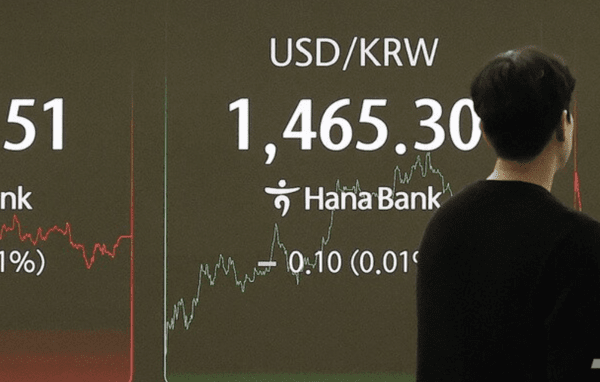 우리은행은 20일 엔화 약세에 따른 강달러 압력으로 달러·원 환율이 1460원대 후반을 기록할 것으로 예상했다. 이날 달러·원 환율은 1464~1471원을 오갈 것으로 전망됐다. 사진=뉴스1