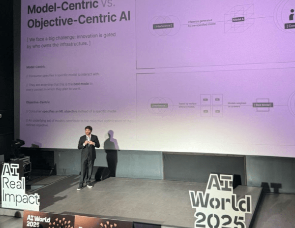 알로라 랩스 창업자인 닉 에먼스가 한국에서 열린 AI World 2025에서 발표를 하는 모습 [사진=알로라 네트워크]