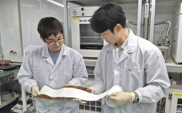 한국전자통신연구원(ETRI)은 고이온전도성 황화물계 고체전해질과 레이저 가공 지지체를 결합해 얇고 유연하면서도 대면적 제조가 가능한 고체전해질막을 구현했다고  밝혔다. 사진=뉴스1