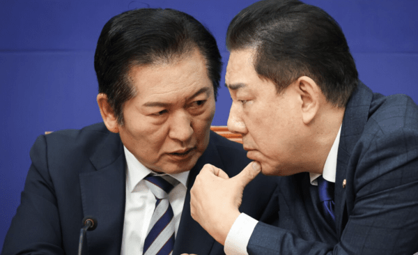 21일 정치권에 따르면 민주당 지도부는 이 대통령이 지난 17일 주요 20개국(G20) 정상회의 참석을 위해 아프리카·중동 순방길에 오르자 강경 발언을 자제하면서 신중 모드를 유지하고 있다. 불필요한 정쟁으로 대통령의 외교 성과를 가리거나 역풍을 맞을 수 있다는 우려 탓이다.  사진=뉴스1