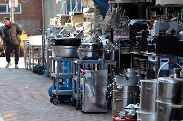 서울 중구 황학동 주방거리에 쌓여있는 업소용 중고 주방물품. [사진 = 뉴스1]