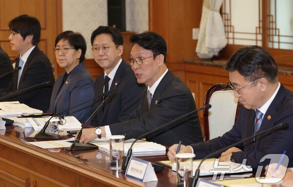 김민석 국무총리가 24일 오전 서울 종로구 정부서울청사에서 열린 과학기술관계장관회의에서 발언하고 있다. [사진=뉴스1]