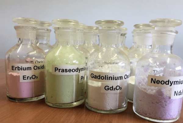 중국이 일본을 향해 여행 자제와 수산물 수입 중단 등 압박 수위를 높이고 있으나 희토류 수출 제한 카드는 사용하지 않을 것으로 보인다.과거 중국은 2010년 센카쿠 열도(중국명 댜오위다오) 영유권 분쟁 당시 일본에 대한 희토류 수출을 전면 중단하며 일본 경제에 큰 충격을 준 이력이 있다. 하지만 전직 미국 관리들과 중국 전문가들은 중국이 이번에도 희토류 수출 중단 조처를 단행한다면 전 세계적인 공급망 재편을 가속화하고 스스로 고립을 자초하는 결과로 이어질 수 있다고 내다봤다. 사진=뉴스1