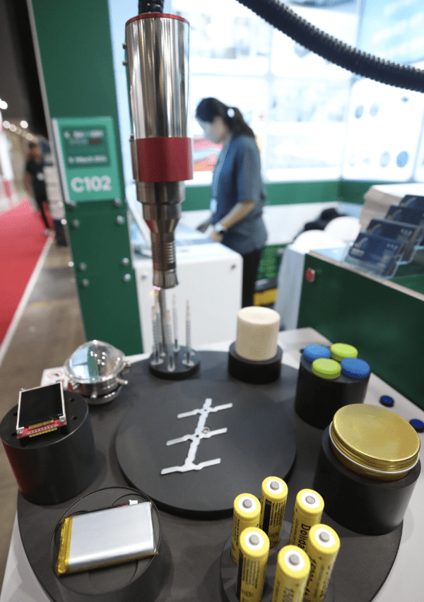 산업통상부 국가기술표준원 'K-배터리 표준화 포럼'을 열고 '이차전지 표준화 전략'을 발표했다고 13일 밝혔다.  이번 전략에는 우리나라 주도로 개발·제정할 2030년까지 국제표준 9종, 국가표준 10종, 단체표준 6종에 대한 계획이 담겼다. 우선 상용 이차전지와 관련해 셀 열폭주 발생 가스 분석방법, 상태 정보 분석방법, 배터리 핵심소재인 양극재·음극재의 성분 분석방법 등에 대한 표준을 제정할 계획이다. 이차전지의 안전한 사용을 위한 선박·드론·로봇·건설기계용 안전 요구사항에 대한 표준도 신규 제정한다. 향후 주력 제품이 될 '차세대 이차전지'의 경우 국내 기업의 글로벌 시장 선점 지원을 위해 전고체전지의 고체전해질 분석방법, 리튬황전지와 소듐(Na)이온전지의 셀 성능·안전 요구사항 등에 대한 표준화를 진행된다. 사진=뉴스1