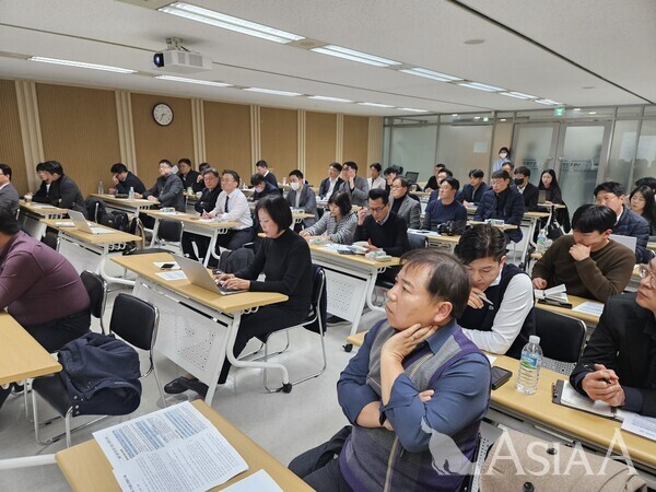 25일 공정거래조정원 대회의실에서 열린 상조 2차 간담회에서 상조업계 관계자들이 발표에 집중하고 있다. [사진=김충현 기자]