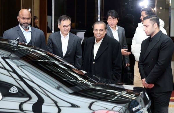 아시아 최대 부호 무케시 암바니 인도 릴라이언스 그룹 회장이 25일 서울 강서구 서울김포비즈니스항공센터를 통해 입국하고 있다. [사진=뉴스1]