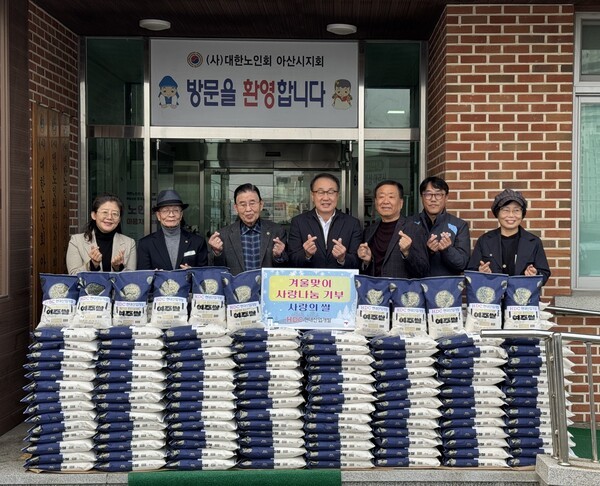 왼쪽부터 정호희 우리들지역아동센터장, 김영돈 충남시각장애인연합회 아산지회장, 오치석 대한노인회 아산시지회장, 신왕섭 HDC현대산업개발 ESG소통실 실장, 김은태 고향재가방문요양센터 시설장, 신정호 HDC현대산업개발 현장소장, 박은자 향토설화연구회 대표 [사진=HDC현대산업개발]