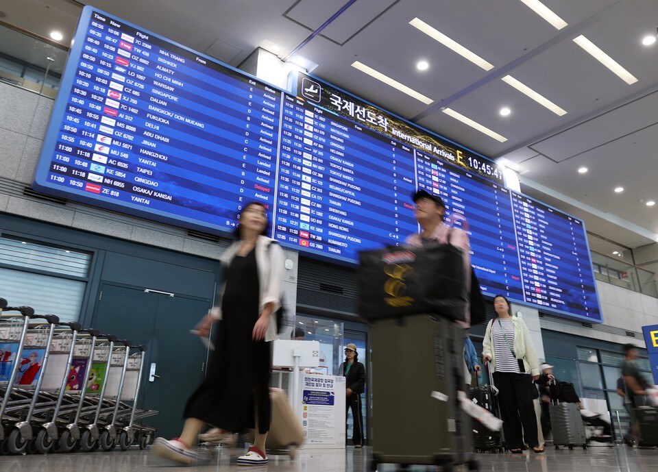 "여행도 세금 시대"...출국납부금 인상론 재점화에 업계 긴장 - 뉴스 썸네일 이미지